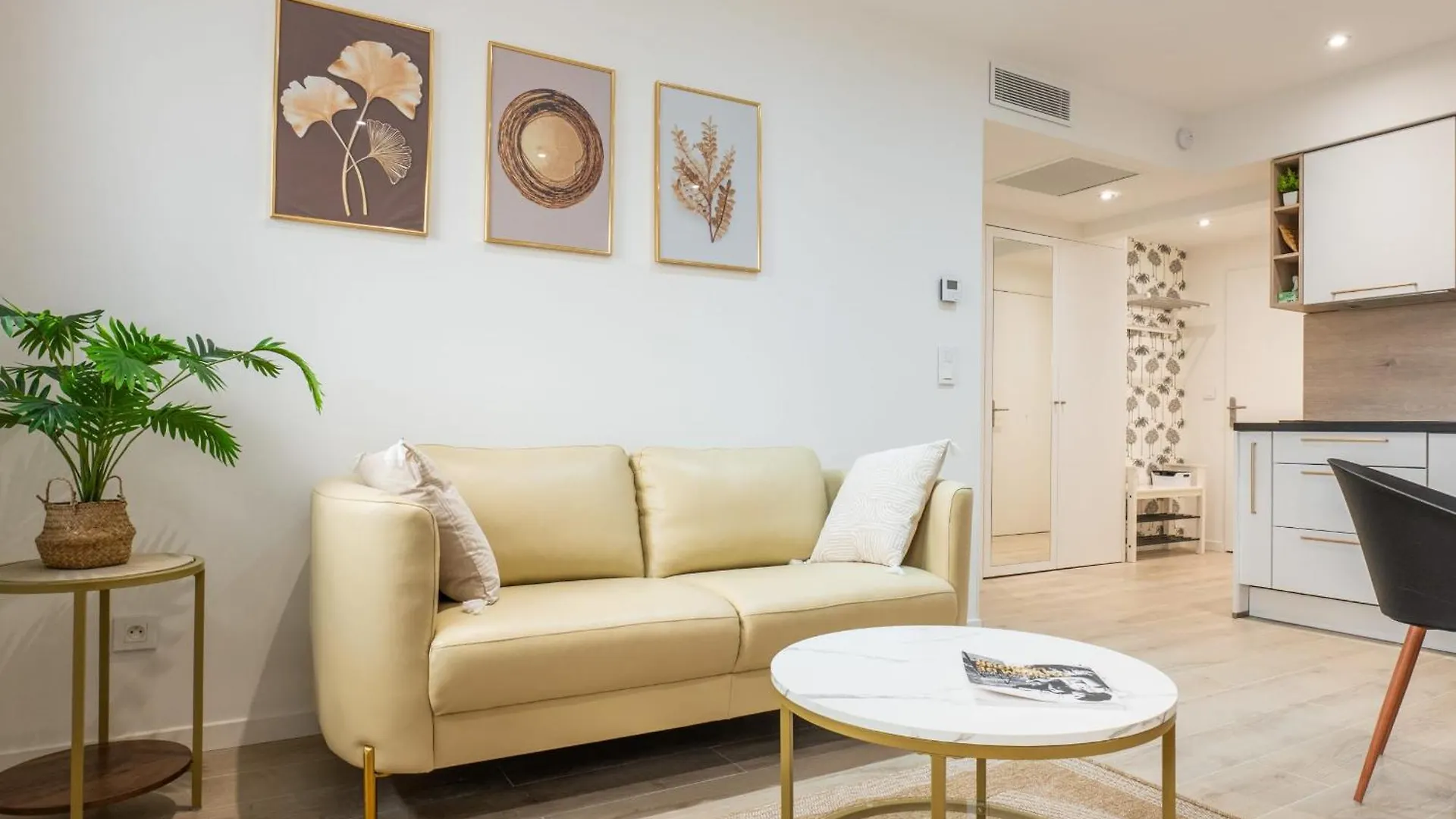 Upscale 3-Room Apartment 300M From The Beaches location